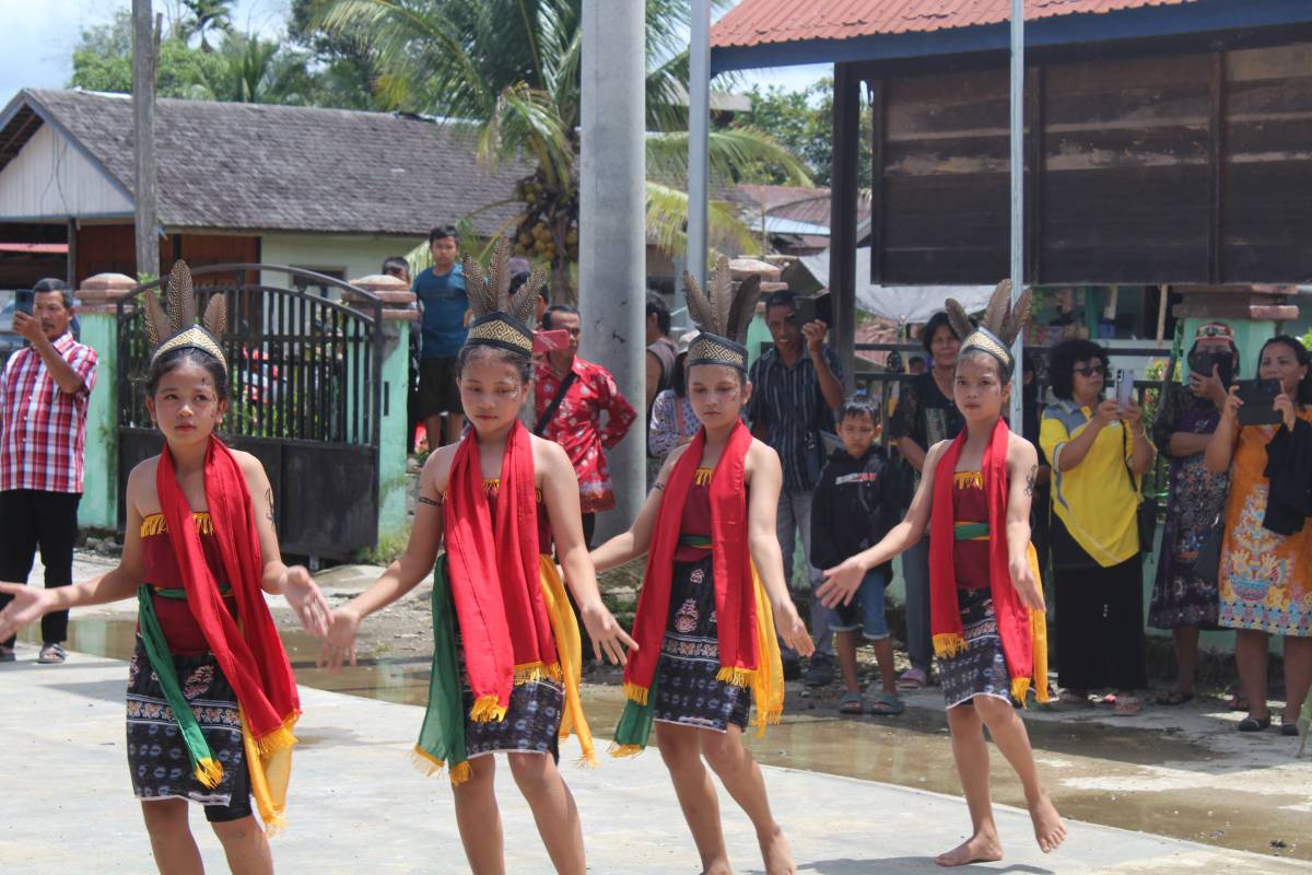 Young people performing at a Tewoyan Scripture celebration in Indonesia.